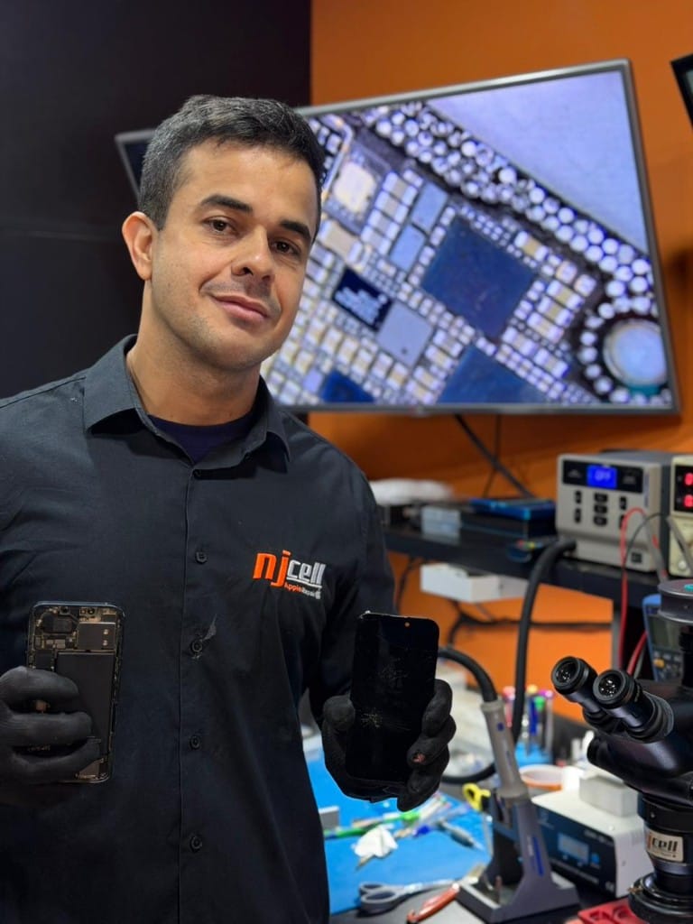 Troca de vidro iPhone Sorocaba - NJCELL Técnico da NJCELL realizando troca de vidro da tela de iPhone em Sorocaba